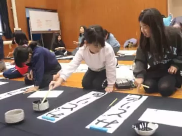 小学1年生「一生懸命書いたので、体が熱くなった」　京都・南丹で書道の催し