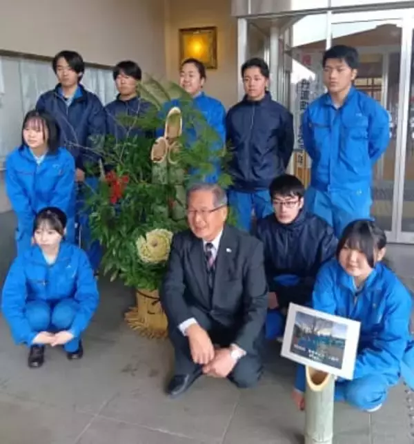 京都の高校生が造った豪華な門松　町役場の玄関彩る