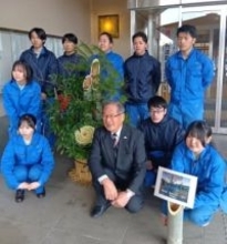 京都の高校生が造った豪華な門松　町役場の玄関彩る