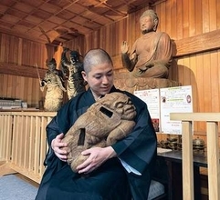 平安時代に作られた「邪鬼」を赤ちゃん抱っこ……だと？　寺の至宝「抱き邪鬼体験」が大人気