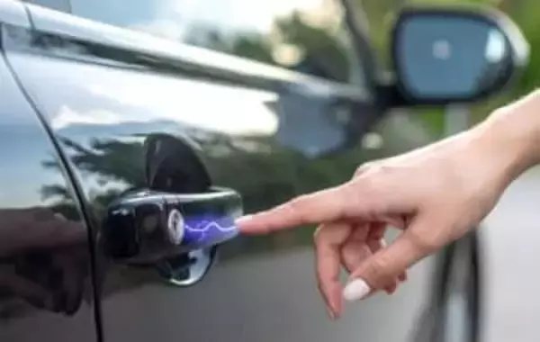 バチッ！痛い静電気を避けるワザ 「数秒触れるだけで」教習所直伝、誰でも簡単