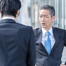 出す？しまう？ スーツのフラップ　「フラップは出しておかないとマナー違反だ」と上司から叱られました【スーツフィッターが解説】