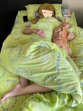 はなれにゃい5歳の愛猫　どんな寝相でも妻にぴったり密着　「かわいすぎる」「同じ夢を見て走っているみたい」