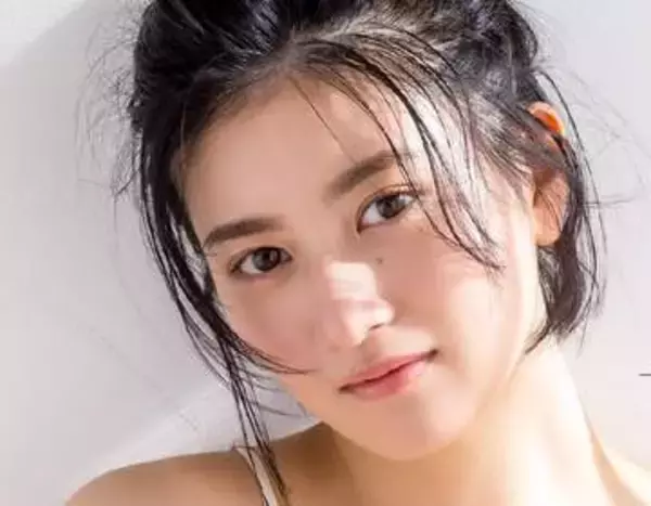デビューは13歳　新たな名前でグラビア復帰の22歳女優　寝そべりショットでメリハリ健康ボディ　「甘々な雰囲気です」
