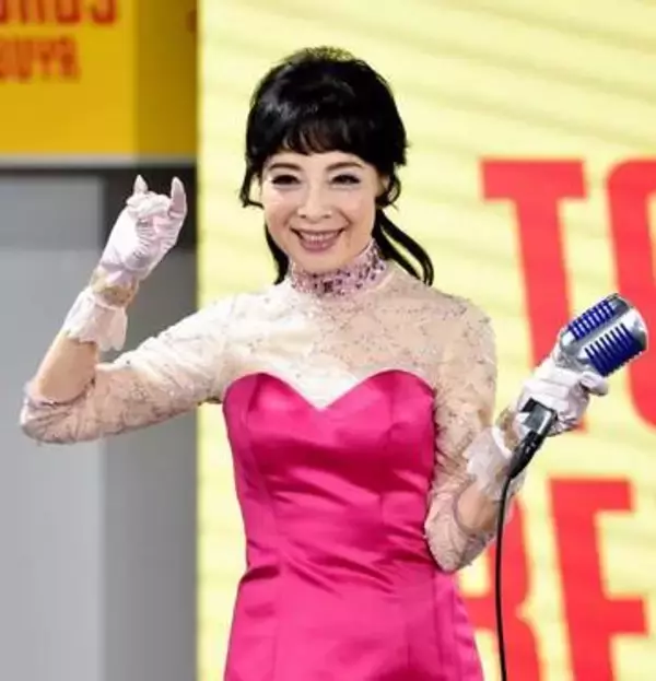 「な、なんと、40年ぶり」美脚＆美肌の75歳女優、京都駅で偶然出会った有名人とツーショット　「私たち同い年でした」