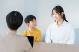 「「学力や学歴は教育費によって決まる」…大学生以下の子どもがいる親の6割強が実感　8割近くが「教育資金に不安」」の画像1