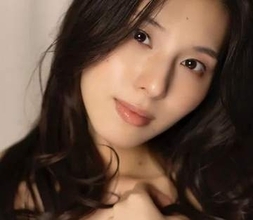 ぷるん曲線美包み込む黒シースルー　28歳女優の色気にファン歓喜「いおりんのビキニショット、大好きっ」「毎回仕上げてきて流石」