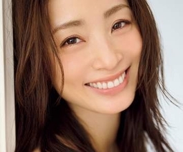 青のブラウスずらしてデコルテラインを披露　年齢を感じさせない美肌にうっとり　40歳女優がFLASH表紙&巻頭に登場