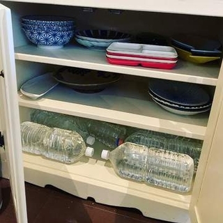 ペットボトル備蓄水は食器棚の一番下に　重心が下がって安定感アップ　東日本大震災から学んだ一石二鳥の防災術