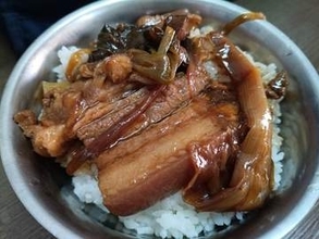 台湾といえば魯肉飯（ルーローファン）……よりもハマった！控肉飯（コンローファン）ご飯の上にドカっと肉塊　「日本でも出してくれる店できたらいいのに」