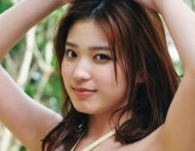 驚異のくびれとまん丸バスト　超面倒くさい女・なち演じるハタチ美女　血管浮いた「エロカワ」ボディが大反響で裏表紙に登場