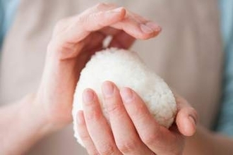 「めちゃくちゃ食べたくて作っちまった」　青系の食器に映える「おにぎり定食」は「簡単なのにおいしい最高のご飯」