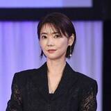 「「馬も、見惚れちゃいますよ」人気女優、背中ぱっくりドレスで競馬場に…大反響　「やはりお美しい」「永久保存版ですね」」の画像1