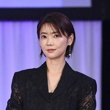 「馬も、見惚れちゃいますよ」人気女優、背中ぱっくりドレスで競馬場に…大反響　「やはりお美しい」「永久保存版ですね」
