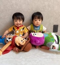 ハイハイからの～同時お座り　双子のシンクロっぷりがお見事！　「AIレベルでシンクロしてる…」「このスレ永久保存やん」