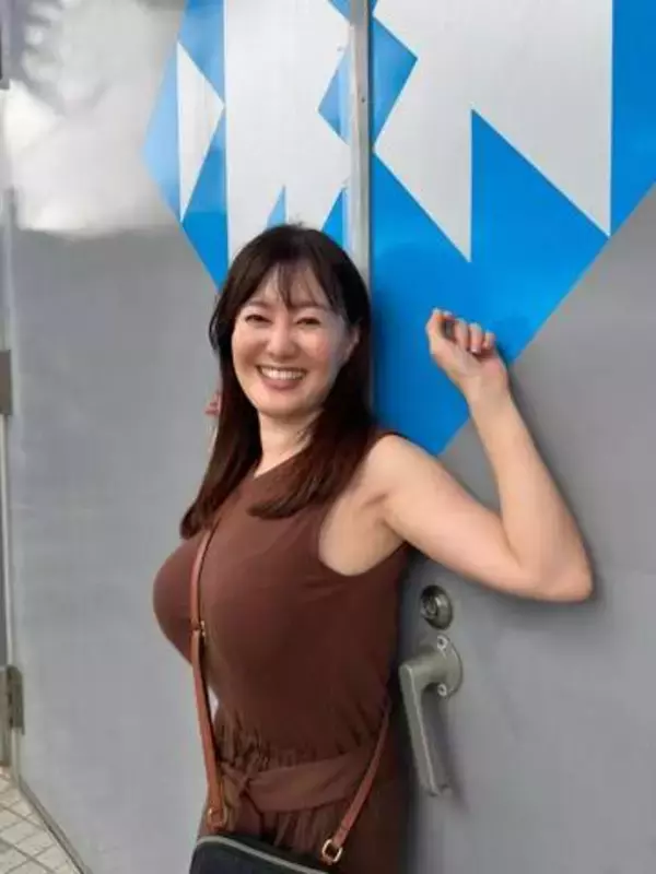 元NHKのスイカップ　44歳アナがスクール水着風ワンピで圧巻ボディライン誇示　「最後のグラビアになるかも」