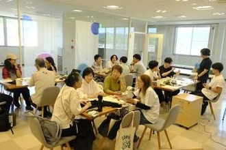 「丹後ちりめん」をサブカルに？地元事業者とデザイナーが新商品開発へタッグ　絵画やすごろく…膨らむアイデア