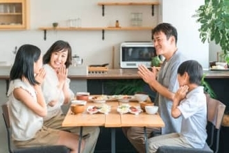 食事の「いただきます」、浸透したのは最近！？　辞典の編集委員がリサーチしたら、意外な結果が……