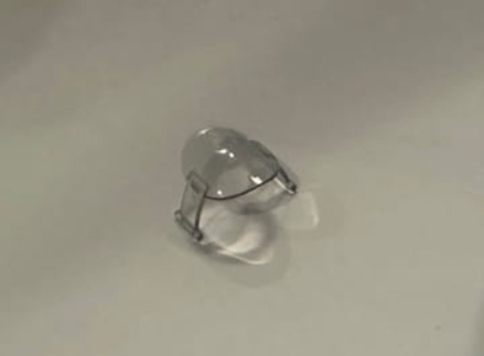 捨てても大丈夫？……家の中に落ちていた「謎のプラスチック」　SNSで問いかけたら→すぐに正体判明「なんで分かるんだよ！」