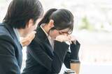 「【メンタル不調】休職者が出た企業の約6社に1社「カバーをする社員も負荷増加で連鎖休職」」の画像1