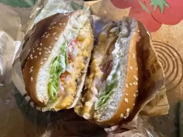 食べやすいしシェアも簡単　バーガーキングのハーフカットサービス、使ってる？