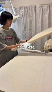 「うそやろ」「産んでよかった」還暦の母が涙…デザイナーの娘が徹夜で仕立てたブラウスをプレゼント　「素敵すぎる」「泣いてしまいました」と反響