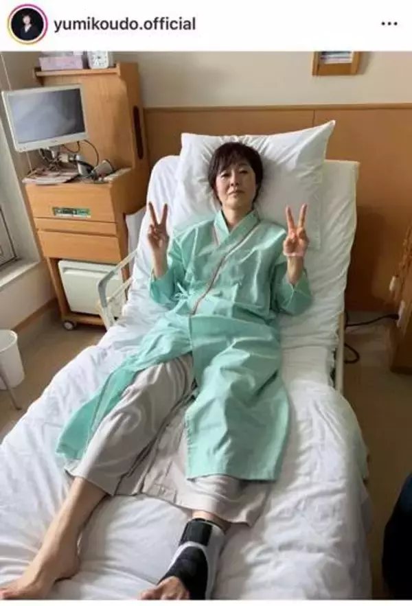 有働由美子アナが骨折！？　入院着で足首に固定具…実はドラマで患者役　「ビックリした！」「顔が病人ですよ」　心配するファンに公式「有働さんは元気ですよ」