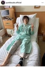 有働由美子アナが骨折！？　入院着で足首に固定具…実はドラマで患者役　「ビックリした！」「顔が病人ですよ」　心配するファンに公式「有働さんは元気ですよ」