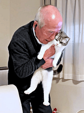 「猫は無理や！」と言っていた自称“猫嫌い”の祖父の2年後…　「ポポチャーン！ダイスキ！」「ポポチャーン！おやすみ！」激変ぶりに爆笑