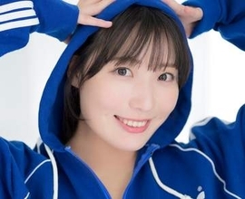 魅惑の92センチスライムと小さすぎる三角ビキニ　童顔＆ゆるふわIボディの小日向優花　4thイメージDVDでゴールドビキニでダンスに挑戦！