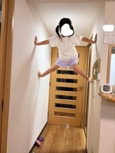 台風で保育園が休みになった5歳娘　暇で体力ありあまって……天井近くに頭が？　驚きの光景に7.6万いいね　「どこの家も一緒」「私もやった」