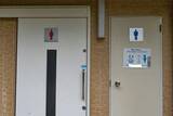 「「女目線でも嫌すぎる設計」ドアを開けると人生終了…男性には使いづらい“恐怖のトイレ”が話題　「覗きと勘違い」されちゃいそう」の画像1