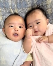 生後4カ月の双子ちゃん、ママが目を離した隙に…まさかのシンクロ　　「吹き出した（笑）」「縦列駐車ですね」