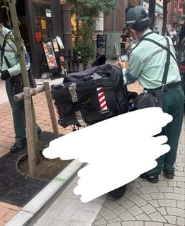 配達中でもお構いなしに「駐禁シール」ペタペタ　職務に忠実すぎる麻布の駐車監視員にネット猛批判「バカげた取り締まり」