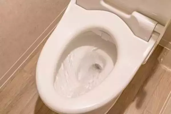 3歳の女児が1人でトイレへ……親はどこ？→不安になって“おせっかいオバサン”に　「何かあってからでは遅い」「声をかけても両親は気づかぬまま」