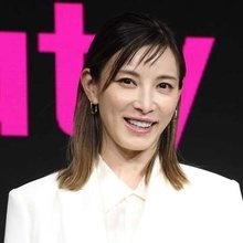 3児の母　43歳女優の肩見せコーデでファンざわざわ　「色っぽすぎて思わず二度見」「むっかしからずっと可愛い」