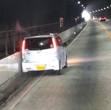 このままでは事故が起きる…高速道路で蛇行する軽自動車　壁にも接触　トラック運転手が30キロ追走　発炎筒で危険知らせ…走行中に110番