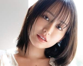 ナイトプールに浮かぶまん丸H　とろんとした瞳に吸い込まれそう　天野ちよ1st写真集のテーマは「濡れる」
