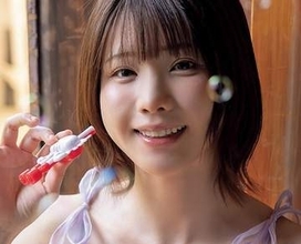 シャボン玉＆マシュマロで先どりビキニ　甘くとろける夏の始まり　えなこさん「ゲットしてね」