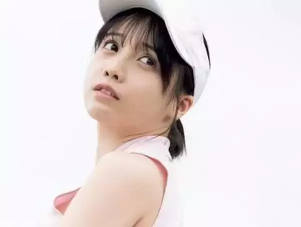 ぴちぴちウェアで誘惑スマッシュ　テニス部の後輩演じるアイドル　キュート＆セクシーなマシュマロボディが体育倉庫のマットの上で…