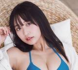 「プールサイドで三角ビキニ　24歳グラドルの衝撃美ボディ　デビュー8カ月で少年誌初表紙」の画像1