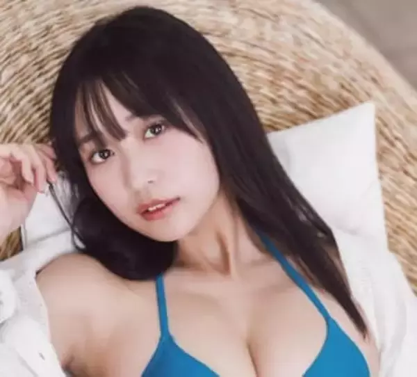 プールサイドで三角ビキニ　24歳グラドルの衝撃美ボディ　デビュー8カ月で少年誌初表紙