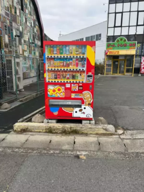 「知らん間に、店の前に自販機あるんですけど！」→電源をたどると……これって盗電では？　調べたら、経緯に驚愕