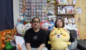 ダイソーのケース21個で壁一面をディスプレイ　ちいかわマスコットずらり　「こんなにピッタリなかわいい収納方法があるなんて」