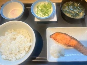 「想像以上にお得感」朝鮭定食700円より120円も安くて卵付き　松屋の「おいしい」ライフハックに6.4万いいね「さすがはみんなの食卓」