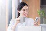 「「お願いね〜」3歳息子をパパに任せて、ママはお出かけ　見守りカメラを見てみたら……エッ！！「いやいやいや」「違う違う。そっちじゃない」」の画像1