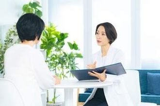 心療内科を受診しても悩みは残ったまま…仕事、家族、生活費の不安「誰に話せばいい？」相談相手を分ける手立ては【社会福祉士が解説】