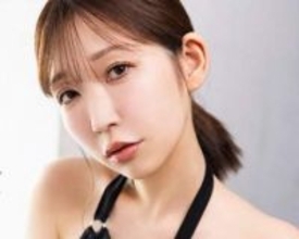 匂い立つオトナの色気　美女プロ雀士がアンコールグラビア　黒の変形ワンピ水着で胸元大開放