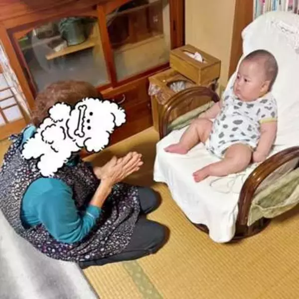 「教祖を崇めてる信者の図にしか…」赤ちゃんに両手を合わせる83歳曾祖母　愛あふれる一枚に「なんて尊い」「泣いちゃう」