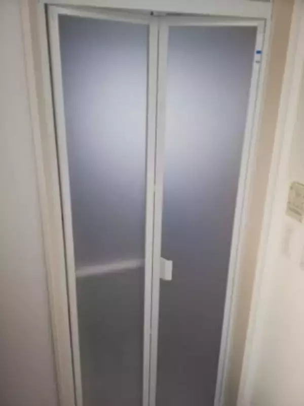 ユニットバスのドアがすぐ割れる理由　赤坂・高級サウナ火災に足りなかった安全への配慮